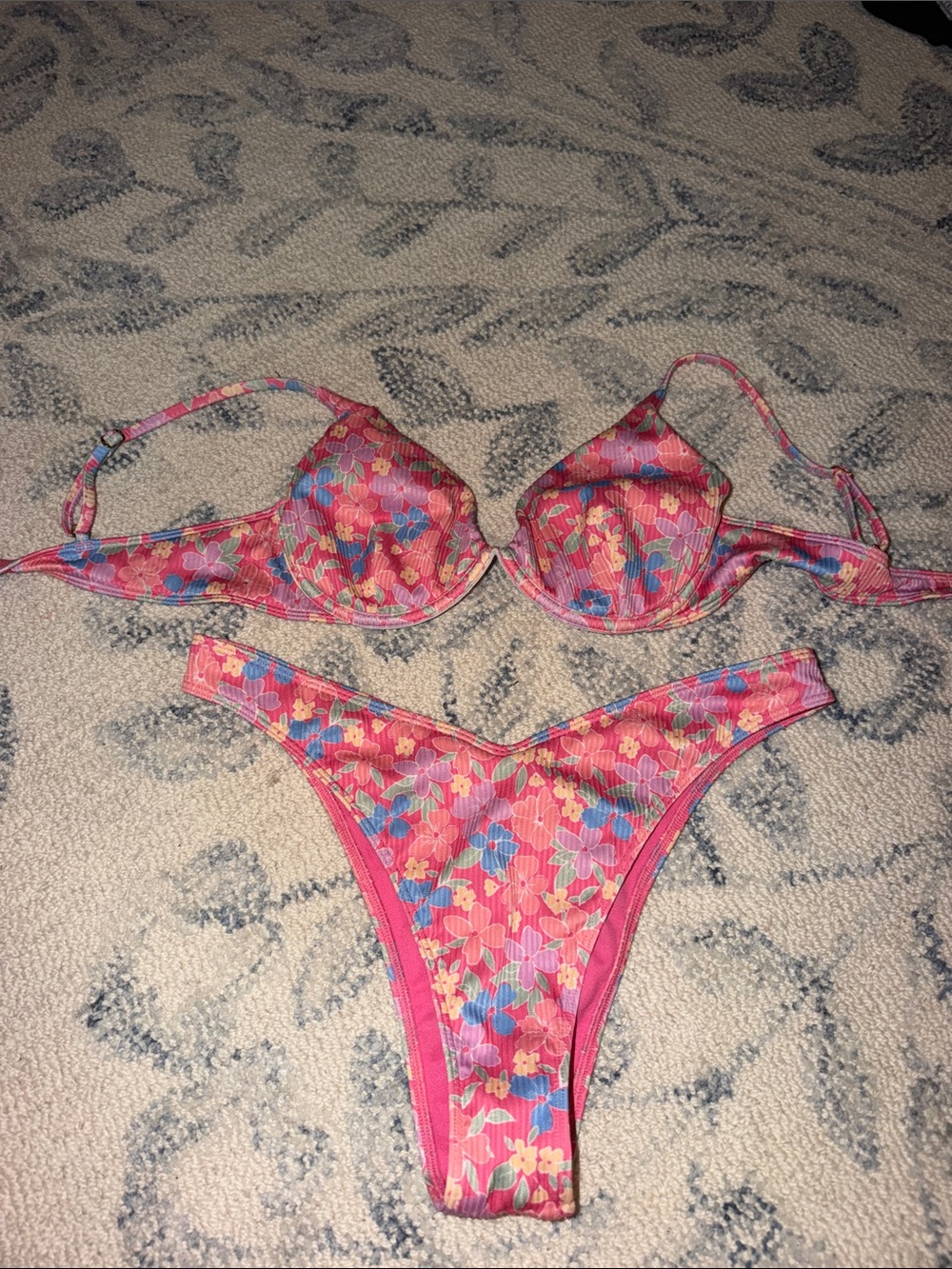 Hollister High Apex Ribbed Underwire Bikini Top and V-Front Cheeky Bottom Set
